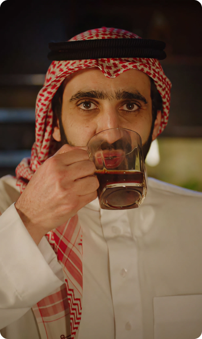 رجل نائم على السرير في غرفة هادئة