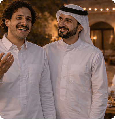 رجلان يتحدثان في جلسة خارجية