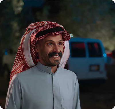رجل مبتسم يرتدي الزي السعودي في الخارج