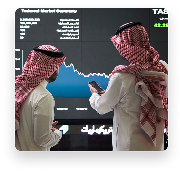 رجلان يتابعان شاشة تعرض إحصائيات السوق